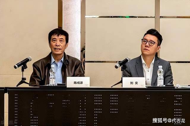 很快，他便安排两个兔女郎，各自端着满满一大盘子的大额筹码走了进来。